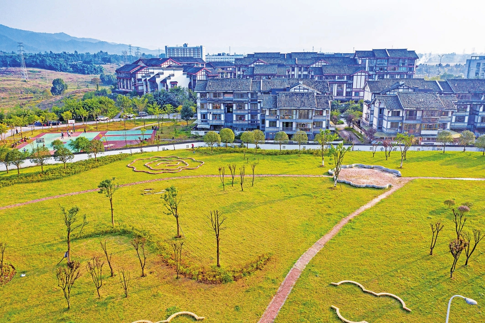 　　近日，航拍下的經(jīng)開區(qū)鮮花港游園。該游園位于西湖大道東側(cè)鮮花港居住小區(qū)北面閑置地塊，面積約15畝，植物配置以大片草坪為主，種植香樟、白蘭花、紅葉李、桂花、杜鵑等喬灌木和球型植物，并在草坪中點綴彩色水泥鑄件，狀似玫瑰花和笑臉，增添色彩和趣味性。
　　記者瞿波攝
