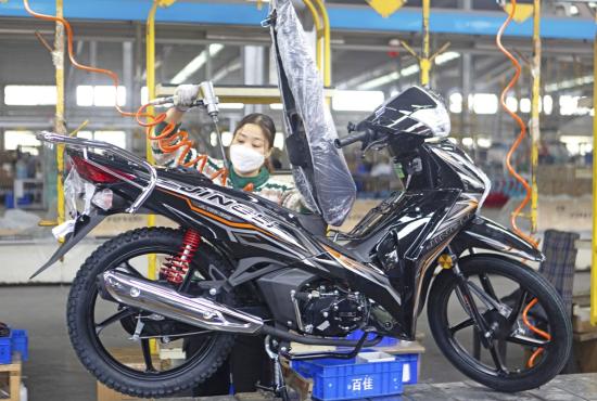 　　大足高新區(qū)重慶大隆宇豐摩托車制造有限公司生產(chǎn)車間內(nèi)，工人正在生產(chǎn)線上組裝摩托車。（資料圖） 新渝報(bào)記者瞿波實(shí)習(xí)生曾亦嘉攝