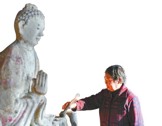 　　義務(wù)文保員在普圣廟摩崖造像文物保護點打掃衛(wèi)生。
　　新華社記者王全超攝