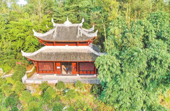 大足石刻佛祖巖摩崖造像文物保護點景象。