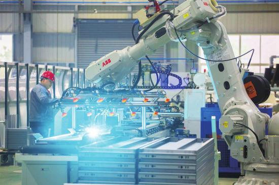 　　大足高新區(qū)的施密特電梯門板柔性智能化生產(chǎn)線
板柔性智能化生產(chǎn)線。。
　　新渝報通訊員
新渝報通訊員羅國家羅國家
攝