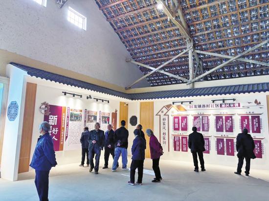 群眾參觀回龍鎮(zhèn)新時代文明實踐所。 （回龍鎮(zhèn)供圖）