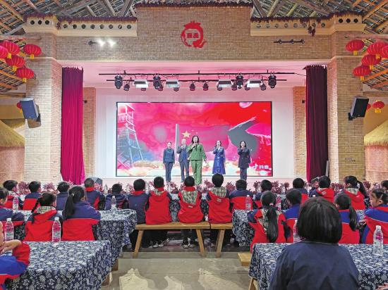 回龍鎮(zhèn)在鄉(xiāng)村劇場開展2025年“我們的節(jié)日·清明”主題活動。 （回龍鎮(zhèn)提供)