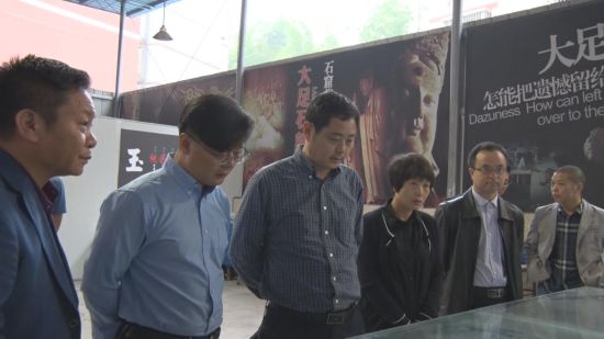 圖為視察組在該校石雕石刻專業(yè)實(shí)訓(xùn)教室(中影渝鳳文化傳媒供圖)