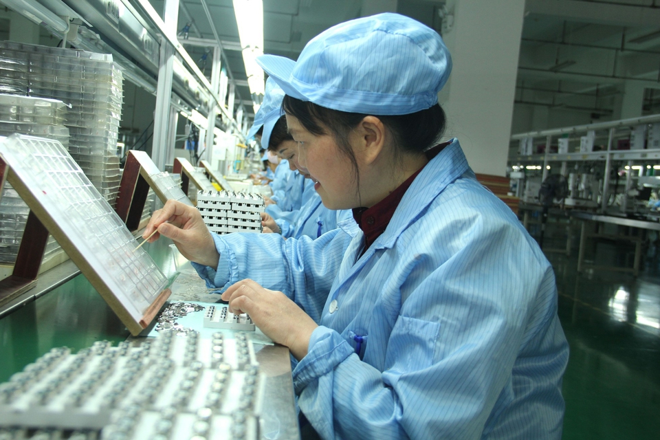 　　今年剛剛開始生產(chǎn)的重慶久坤電子有限公司近日正在加緊生產(chǎn)中。該公司是蘇州市久坤電子科技有限公司自2012年起陸續(xù)落戶經(jīng)開區(qū)的第三個生產(chǎn)項目，該項目10條現(xiàn)代化自動生產(chǎn)線全部開啟條現(xiàn)代化自動生產(chǎn)線全部開啟，，能年產(chǎn)電子線束1400萬條萬條。。
　　記者王尚英攝
