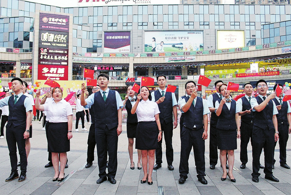 　　5月9日晚，MK購(gòu)物廣場(chǎng)上人聲鼎沸，熱鬧非凡。中國(guó)郵政集團(tuán)公司重慶市大足區(qū)分公司60余名員工在此上演快閃《我和我的祖國(guó)》，以歌舞的形式獻(xiàn)禮新中國(guó)成立70周年。 記者毛雙攝
