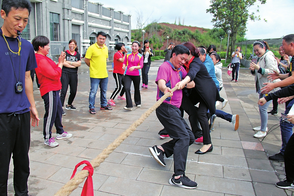 　　近日，龍灘子街道組織機(jī)關(guān)干部、社區(qū)群眾共200余人，開展職工運(yùn)動(dòng)會(huì)。在集體跳繩、障礙接力、摸石過(guò)河、拔河等競(jìng)賽項(xiàng)目中，大家既同臺(tái)競(jìng)技，又相互加油鼓勁，場(chǎng)面十分熱鬧。
　　記者 猶驥 見(jiàn)習(xí)記者何柏江攝
