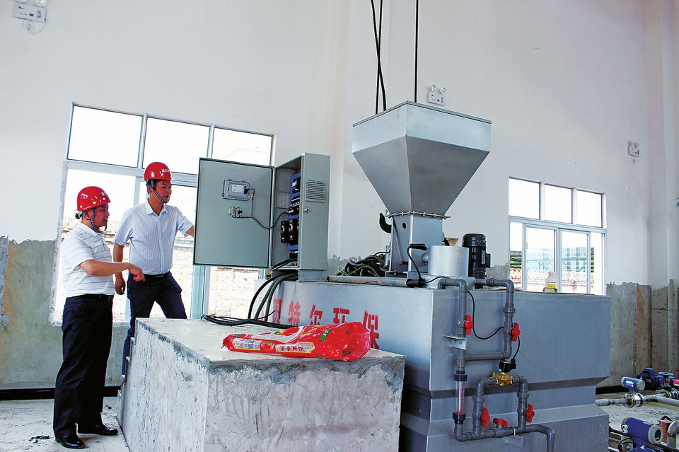 　　近日，雙橋水廠擴建工程正在有條不紊推進。擴建后，每天可新增2.5萬立方米的供水能力，并通過城市供水管網(wǎng)向龍水鎮(zhèn)供水，確保今年夏季高峰供水需求。圖為工人正在查看水廠擴建安裝設(shè)備。 記者譚顯全攝