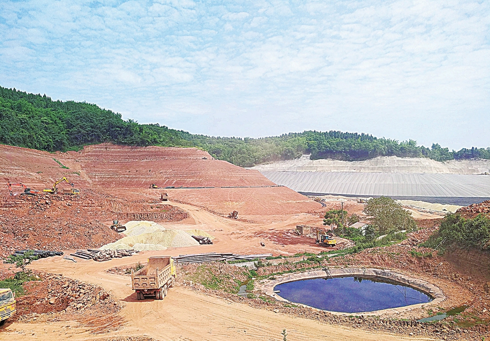 建設(shè)中的大灣生活垃圾填埋場
