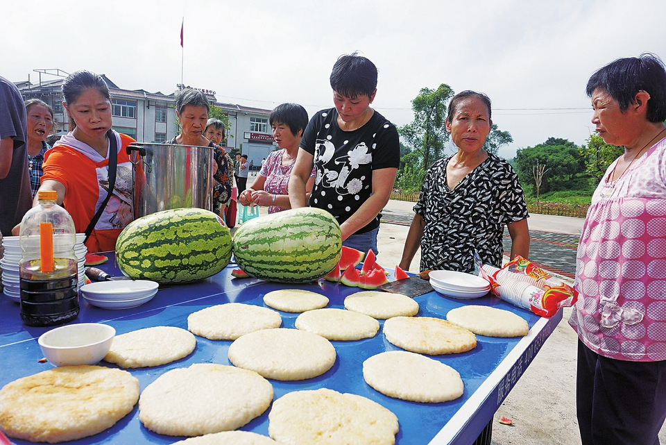 　　昨日，在玉龍鎮(zhèn)11個村（社區(qū)）同步舉行的“我們的節(jié)日”慶中秋主題活動中，鎮(zhèn)機關(guān)干部和村（社區(qū)）群眾聯(lián)手打糍粑，品嘗中秋糍粑宴，互致佳節(jié)祝福。
　　記者鄧小強攝
