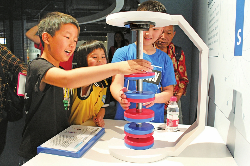 　　日前，來自龍崗、中敖、鐵山等鎮(zhèn)街的60名困難家庭兒童來到區(qū)科技館參觀。重慶市婦女兒童基金會、重慶臺商兒童暨家庭扶助專項基金、區(qū)婦聯(lián)聯(lián)合舉辦了2019年“啟窗·明眸”兒童生命教育暑期活動，在這兩天時間里，來自西南大學(xué)孔孺社會工作協(xié)會的志愿者還將帶領(lǐng)孩子們開展體驗生命教育活動。 記者張瑋實習(xí)生胡昭月攝
