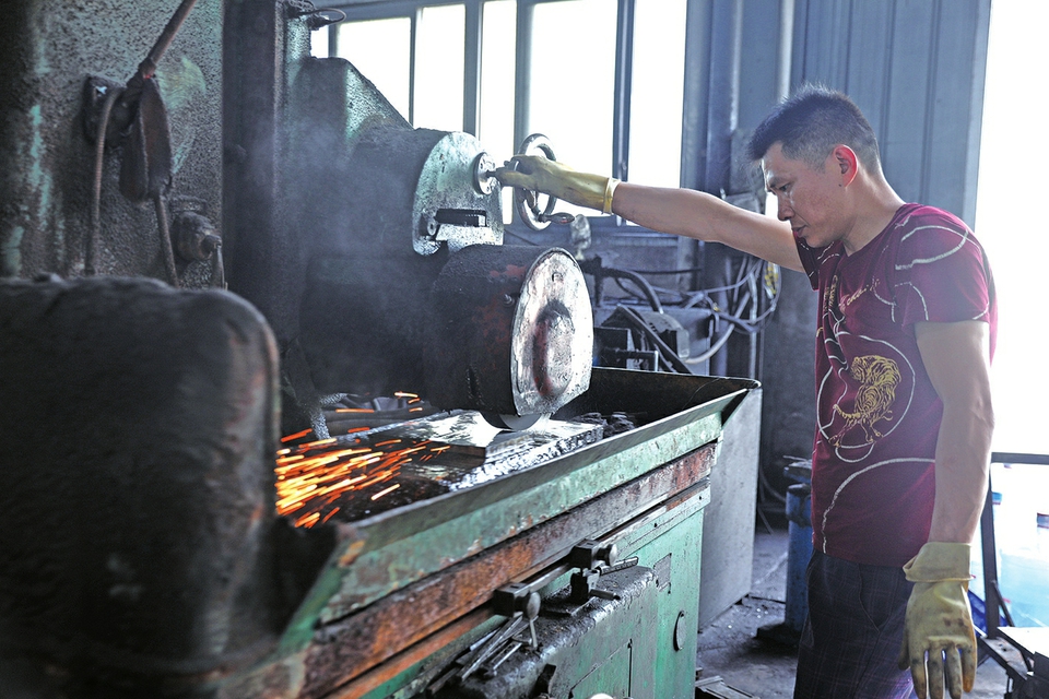 　　昨日，位于經(jīng)開(kāi)區(qū)的蕓利五金制造股份有限公司生產(chǎn)車(chē)間，工人正在制造五金產(chǎn)品。今年上半年全區(qū)經(jīng)濟(jì)發(fā)展良好，智能制造、五金家居產(chǎn)業(yè)規(guī)上產(chǎn)值實(shí)現(xiàn)228.5億元、增長(zhǎng)15.1%。
　　記者黃舒攝
