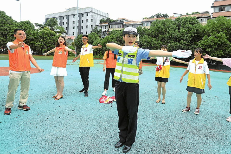 　　昨日，我區(qū)創(chuàng)建全國文明城區(qū)文明交通勸導(dǎo)志愿者培訓(xùn)會(huì)在區(qū)委黨校舉行。此次培訓(xùn)會(huì)由區(qū)委宣傳部、區(qū)文明辦主辦，分為理論講解、交巡警手勢(shì)培訓(xùn)、城區(qū)斑馬線實(shí)地練習(xí)。來自全區(qū)社會(huì)各界的40余名志愿者代表參加培訓(xùn),培訓(xùn)結(jié)束后，志愿者們將走上街頭，定期定點(diǎn)開展文明交通勸導(dǎo)。
　　記者瞿波攝
