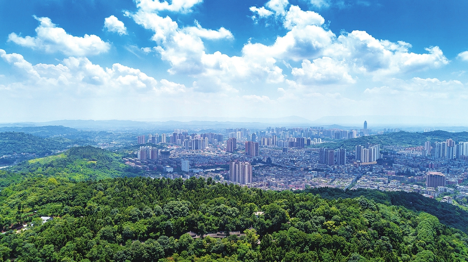 　　近日，綠樹青山環(huán)繞下的棠城大地呈現(xiàn)出一幅幅生態(tài)美景。今年來(lái)，我區(qū)大力實(shí)施藍(lán)天保衛(wèi)戰(zhàn)，淘汰柴油貨車60輛，抽檢機(jī)動(dòng)車620輛，查處“尾氣超標(biāo)、冒黑煙”貨車388輛，布置建筑施工噴淋設(shè)施2020個(gè)，全面完成全區(qū)公共機(jī)構(gòu)油煙治理。截至7月28日，我區(qū)空氣優(yōu)良天數(shù)183天，同比增長(zhǎng)13天。
　　記者瞿波通訊員陳家君攝
