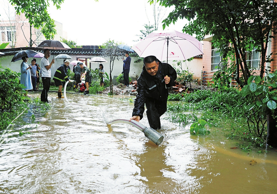 昨日上午11點，在城區(qū)新東方花園小區(qū)，由棠香街道辦事處工作人員、區(qū)消防救援支隊等組成的搶險救援隊伍，正在抽排積水。記者黃舒攝