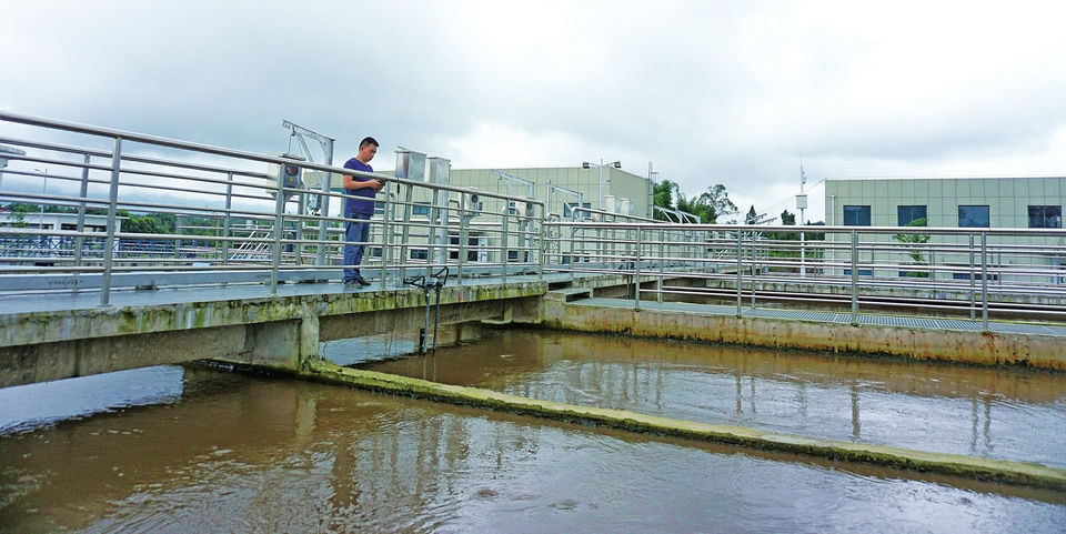 　　昨日，在大足高新區(qū)工業(yè)污水處理廠，工作人員正在用儀器測量污水中的泥土含量。該廠4月份投入運行，日污水處理能力達10000立方米，從根本上解決了生活污水直排入河流的問題，改善了淮遠河及其支流水質(zhì)。
　　記者鄧小強攝

