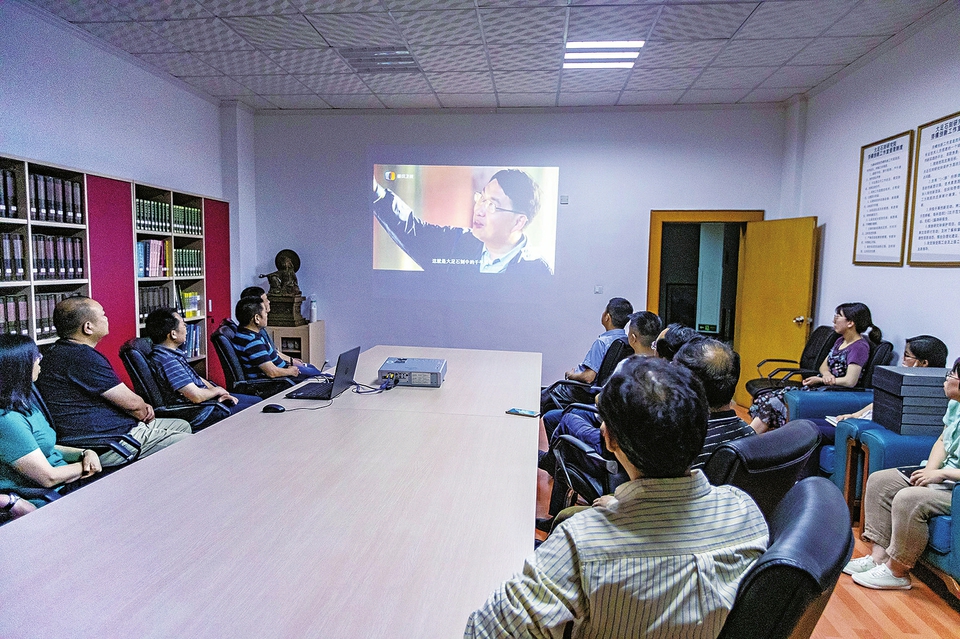 　　6月3日，大足曬文化·曬風(fēng)景大型文旅推介活動發(fā)布了《區(qū)縣故事薈》《書記曬文旅》《炫彩60秒》三個作品，全區(qū)掀起收看熱潮，眾多讀者和觀眾通過閱讀圖文、觀看視頻，感受大足的無窮魅力，進(jìn)一步增強(qiáng)作為大足人的文化自信。圖為石刻研究院的干部職工集中收看《書記曬文旅》節(jié)目。 記者瞿波攝
