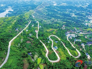 航拍下的寶頂鎮(zhèn)古林村