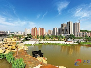 藍(lán)天白云下的香國(guó)公園