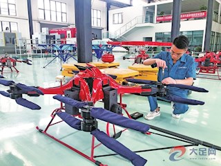 技術(shù)人員正在調(diào)試無人機