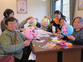 老人們?cè)谥驹刚叩慕M織下，進(jìn)行手工創(chuàng)作