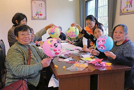 老人們在志愿者的組織下，進(jìn)行手工創(chuàng)作