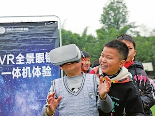 區(qū)圖書館在全區(qū)校園內(nèi)推廣VR全景一體機(jī)體驗(yàn)