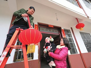 搬進(jìn)新居的村民余洪興一家張燈結(jié)彩掛燈籠迎接新年的到來(lái)