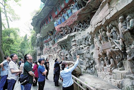 游客在大足石刻寶頂山景區(qū)參觀