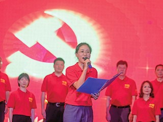 “同心向黨禮贊祖國”文藝晚會在區(qū)文化藝術(shù)中心舉行