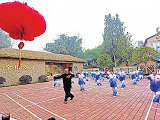 鄉(xiāng)村操練太極拳