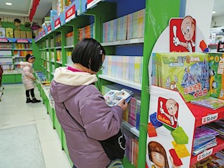 大足新華書(shū)店里 前來(lái)購(gòu)書(shū)的家長(zhǎng)與學(xué)生絡(luò)繹不絕