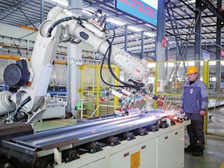 大足高新區(qū)施密特電梯有限公司生產(chǎn)車(chē)間瑞士ABB機(jī)器人正在生產(chǎn)線(xiàn)忙碌