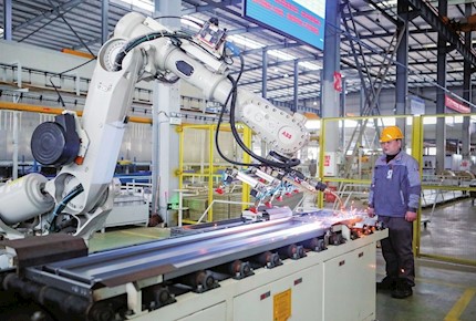 大足高新區(qū)施密特電梯有限公司生產(chǎn)車間瑞士ABB機(jī)器人正在生產(chǎn)線忙碌